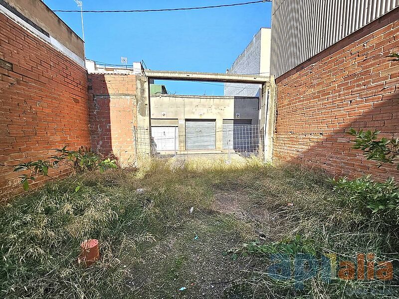 PARCEL-LA EDIFICABLE I GRAN MAGATZEN A LA ZONA DE L'AVINGUDA CATALUNYA