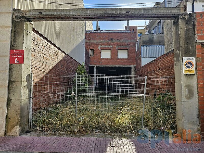 PARCEL-LA EDIFICABLE I GRAN MAGATZEN A LA ZONA DE L'AVINGUDA CATALUNYA