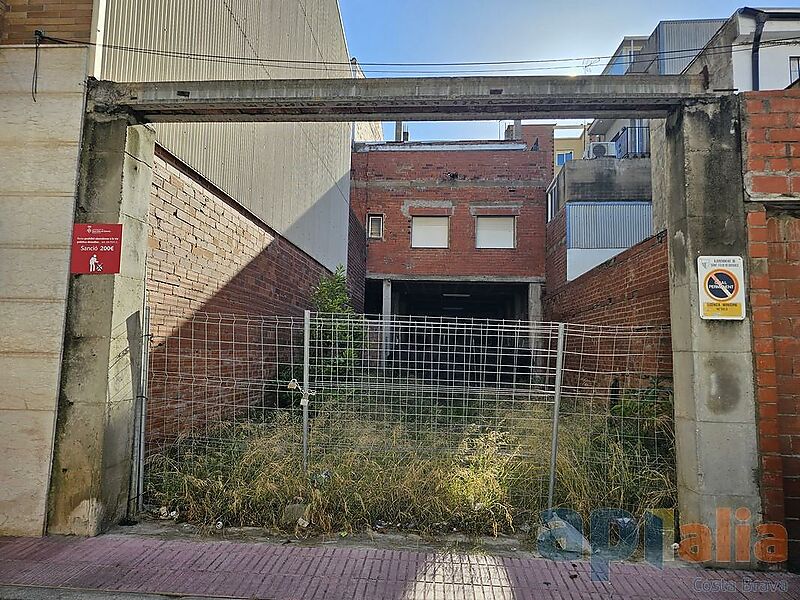 PARCEL-LA EDIFICABLE I GRAN MAGATZEN A LA ZONA DE L'AVINGUDA CATALUNYA